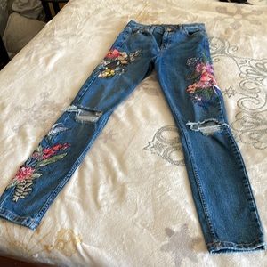 Beautiful embroidered jeans size 26x32